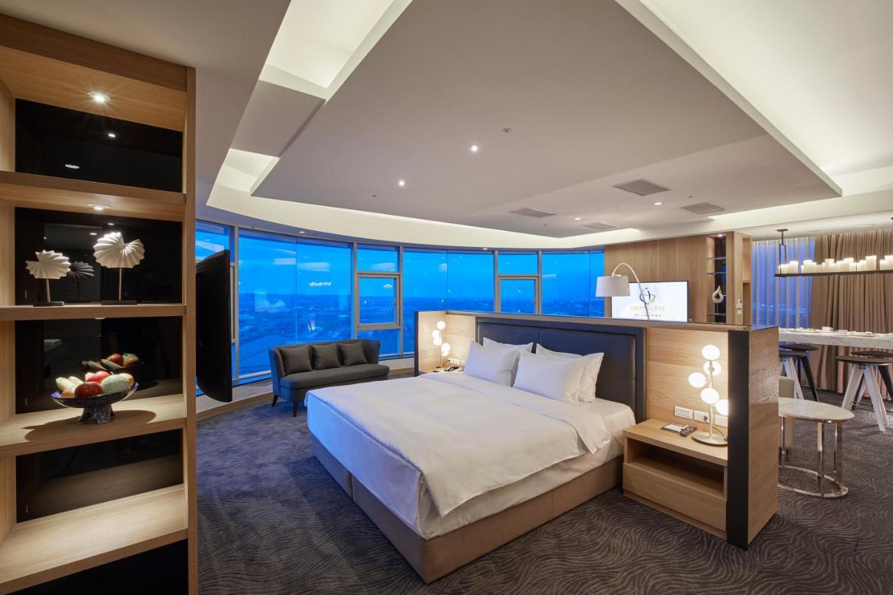 Grand Bay Resort Hotel Hengchun Exterior photo A suite at the hotel