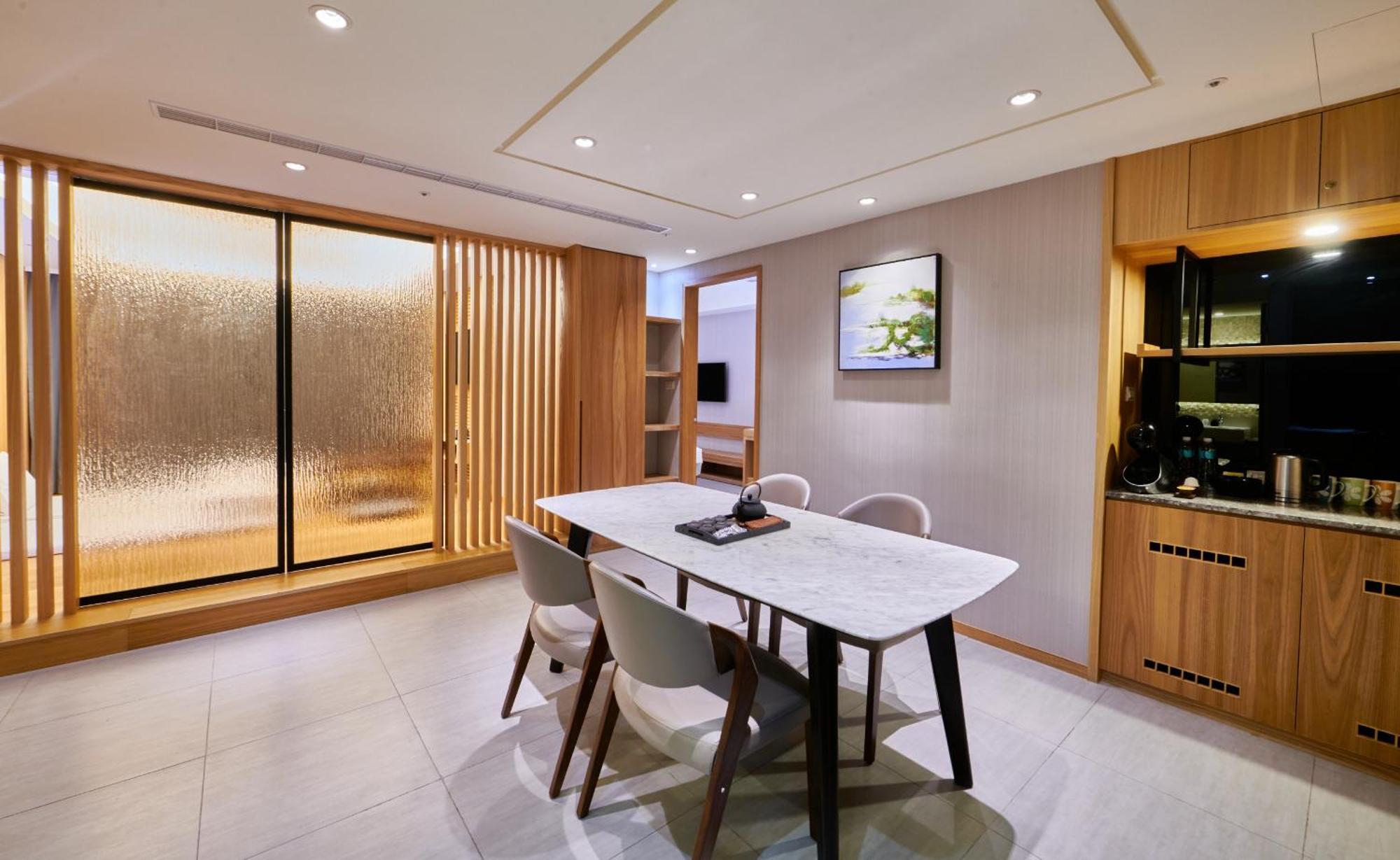 Grand Bay Resort Hotel Hengchun Exterior photo The interior of a private suite at the airport