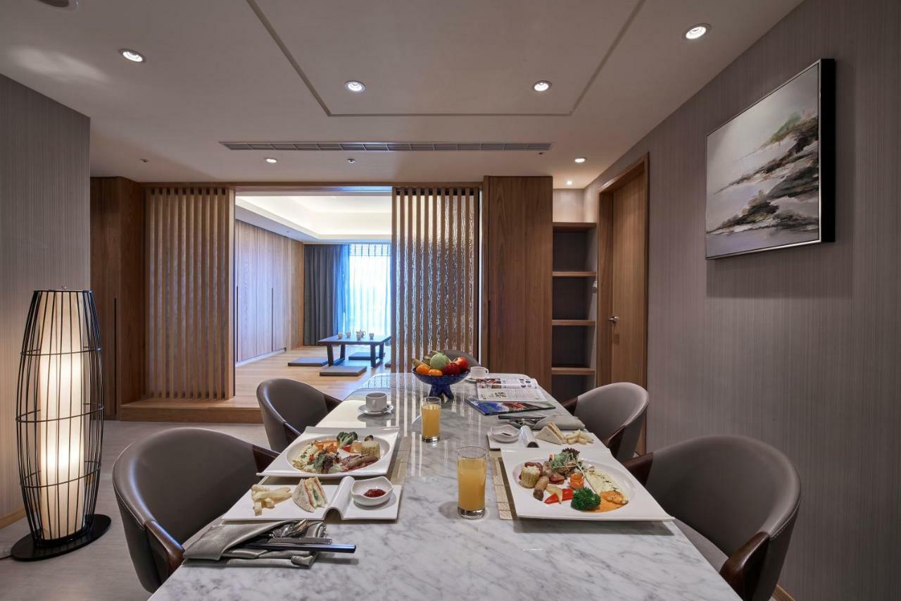 Grand Bay Resort Hotel Hengchun Exterior photo A dining room in a suite at the hotel